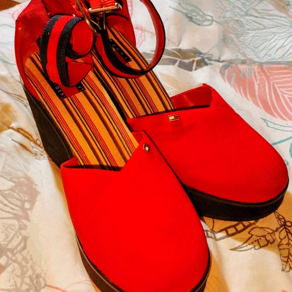 Woman's Red Vintage Tommy Hilfiger Heels (6m)

Never Worn 
Perfect Condition